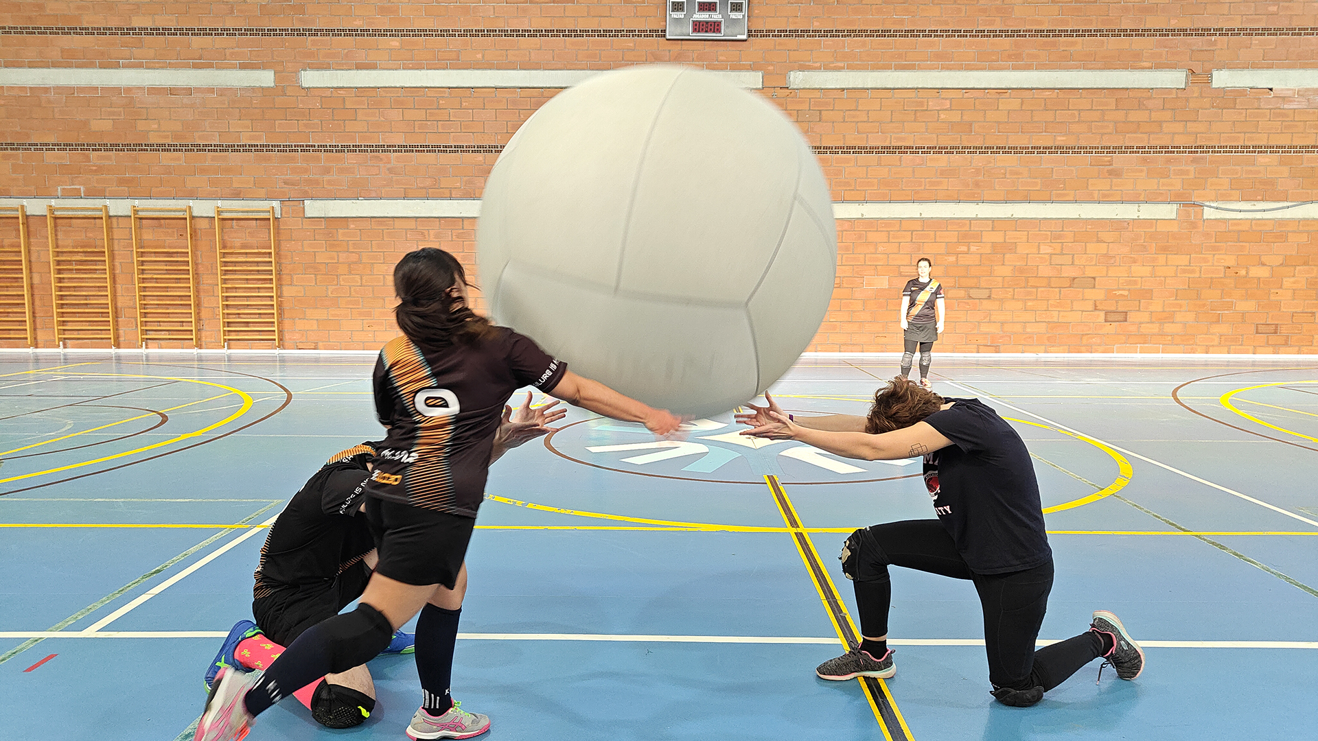 jugar-al-kinball-en-madrid-con-el-b105-kin-ball-club